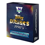2025 Topps Decades Premier League 90's Edition fotbollskort samlarbox med retrodesign för samlare.