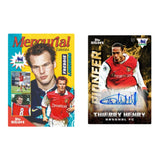 Samlarbox 2025 Topps Decades Premier League 90s Edition med fotbollskort och ikoniska spelare från 90-talet.