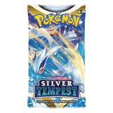 Pokémon Sword & Shield Silver Tempest boosterpack med motiv av legendariska Pokémon, samlarkort för barn och vuxna.