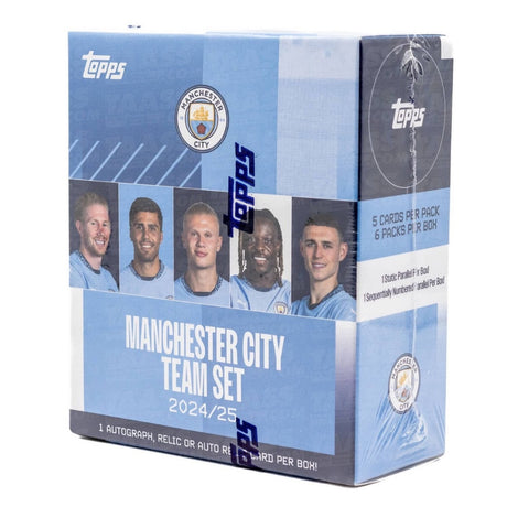 Topps Manchester City Team Set 24/25 samlarkort med kända fotbollsspelare, officiell box i blått och vitt.